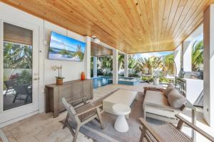 un soggiorno con un divano e un tavolo di Villa Rayo Del Sol a Bradenton Beach