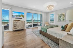 una camera da letto con un letto e vista sull'oceano di Villa Rayo Del Sol a Bradenton Beach Altre 72 foto