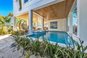 una piscina in una casa con soffitto in legno di Villa Rayo Del Sol a Bradenton Beach