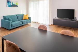 een woonkamer met een tafel en een bank bij Panoramic Apartment Rudi in Garda