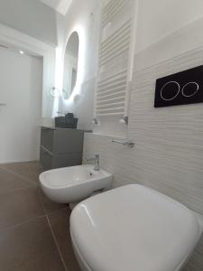 bagno bianco con servizi igienici e lavandino di La Dimora degli Artisti - Bologna a Bologna