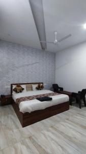 een slaapkamer met een groot bed in een kamer bij Hotel triple s in Karnal