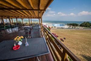 - un balcon avec une table et des fleurs dans l'établissement Hotel Merkur, à Kaluža