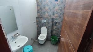 Baño pequeño con aseo y lavamanos en Hotel triple s, en Karnal
