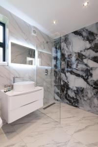 Baño blanco con lavabo y espejo en Modern Two Bedrooms Flat in Julien Road, CR5, London, en Coulsdon