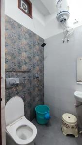 een badkamer met een toilet en een wastafel bij Hotel triple s in Karnal