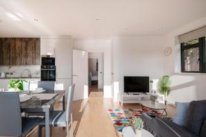 uma sala de estar com um sofá e uma mesa em Modern Two Bedrooms Flat in Julien Road, CR5, London em Coulsdon