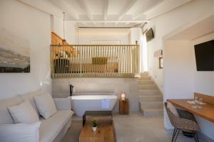 un soggiorno con divano e vasca da bagno di Fincahotel Treurer - Olive Grove & Grand House - Adults Only ad Algaida