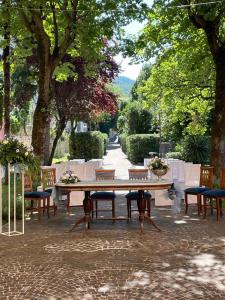 a picnic table and chairs in a park at VillaGrancassa Hotel Relais in San Donato Val di Comino