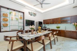Un comedor con una mesa larga y sillas. en Villa Không Lầu 5 Phòng Ngủ - Phan Chu Trinh, en Vung Tau