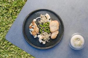 un piatto di cibo con verdure e riso su un tavolo di Casa Velha do Palheiro Relais & Chateaux a Funchal