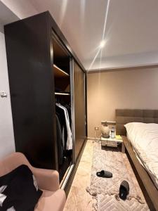 La Soukraにあるluxueux S2 avec piscineのベッドルーム1室(ベッド1台、黒いクローゼット付)