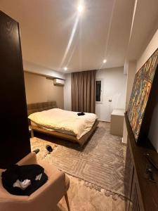 Habitación de hotel con cama y sofá en luxueux S2 avec piscine en La Soukra