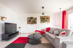 Il comprend un salon doté d'un canapé et d'une télévision à écran plat. dans l'établissement Nouveau - Vivacity - Gare, à Lingolsheim