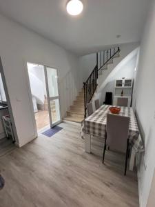 a dining room with a table and a staircase at Casa Unifamiliar Completa Camas Sevilla in Camas