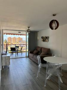 una sala de estar con un sofá y una mesa en Balcón Tridente, en Alicante