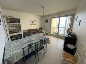 Χώρος καθιστικού στο Les Galets Appartement face mer 2 chambres