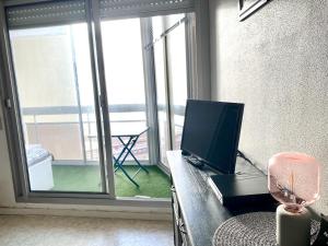 Μια τηλεόραση ή/και κέντρο ψυχαγωγίας στο Les Galets Appartement face mer 2 chambres +9 φωτογραφίες
