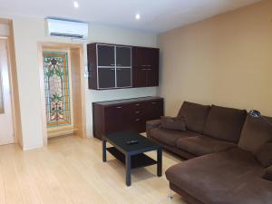 uma sala de estar com um sofá e uma mesa em Pis de bon disseny i sostenible. em Manresa