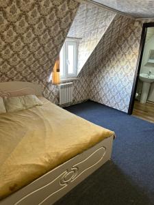 TaūtürgenにあるКомплекс Тимурのベッドルーム(ベッド1台、シンク付)
