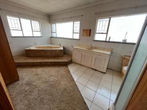 Koupelna v ubytování Kharimbi Camp House