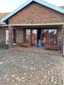 Budova, kde se kemp nachází + 3 fotografie