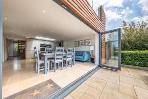 バーナム・マーケットにあるGuardian Houseのパティオ(テーブル、椅子付)、ダイニングルーム