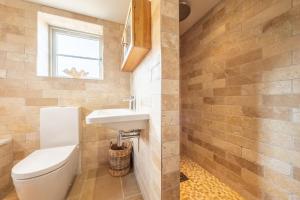 バーナム・マーケットにあるGuardian Houseのトイレと洗面台のあるバスルーム