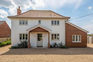 バーナム・マーケットにあるGuardian Houseの木造白家