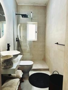 A bathroom at Marsaxlokk Sea Front Apartment