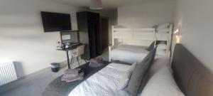 una camera con 2 letti a castello e una TV di John Eoinìn's Bar and accommodation a Glencolumbkille