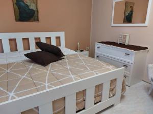 een slaapkamer met een groot wit bed en een bureau bij Appartamento in Villa Lory in Giardinello