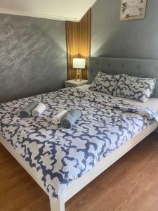 LazarevacにあるCozy Houseのベッドルーム1室(青と白の掛け布団付きのベッド1台付)