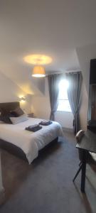 Un pat sau paturi într-o cameră la John Eoinìn's Bar and accommodation