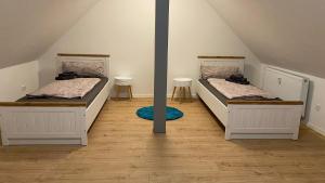 Habitación con 2 camas y 2 alfombras en Ferien & Business Apartments Hohenfels en Hohenfels