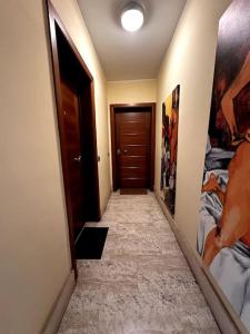 um corredor de um quarto com uma porta e pinturas em Ampia Piscina Condominiale [Nuovo Monolocale] em Mostacciano