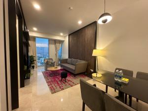 un salon avec un canapé et une table dans l'établissement Tropicana The Residence By Klcc, à Kuala Lumpur