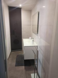 ein weißes Bad mit einem Waschbecken und einem WC in der Unterkunft loft corte pisanelli in Casarano