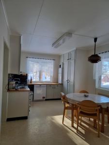 Η κουζίνα ή μικρή κουζίνα στο Överkalix Kalixalven Lodge Jockfall
