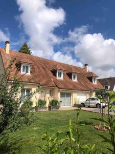 una casa con un coche aparcado delante de ella en Maison accueillante en Normandie, en Montivilliers