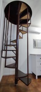 アレッツォにあるResidenza Paradiseaの部屋の角にある木製の螺旋階段