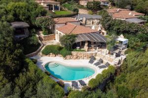 eine Luftansicht eines Hauses mit Pool in der Unterkunft Villa Ginepro in Cala Bitta