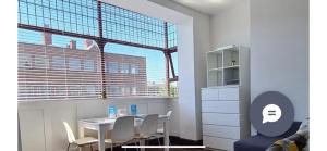 comedor con mesa, sillas y ventana en Cube Apartments, en Lytham St Annes