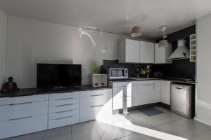 Kuchyňa alebo kuchynka v ubytovaní La Perle Marine * Plage à 15 min * Parking privé * literie confortable