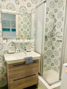 La salle de bains est pourvue d'un lavabo et d'une douche. dans l'établissement GRADISSIMO, à Grado-Pineta