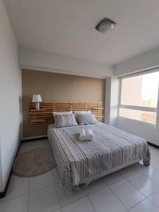 ein Schlafzimmer mit einem Bett mit zwei Handtüchern darauf in der Unterkunft Laguna Suite & More in Porlamar