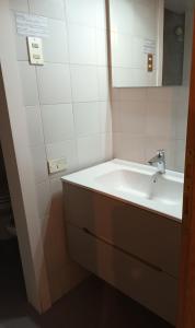 ein Bad mit einem Waschbecken und einem Spiegel in der Unterkunft IL BALCONE SUL LAGO in Magreglio