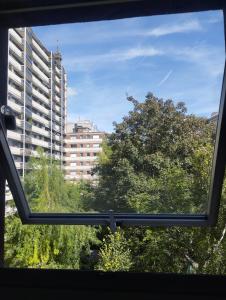 巴黎的住宿－APPARTEMENT + Parking 45m2 TOUR EIFFEL，从建筑的窗户欣赏美景