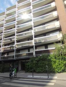 un scooter garé devant un bâtiment dans l'établissement APPARTEMENT + Parking 45m2 TOUR EIFFEL, à Paris