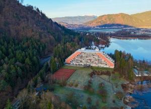 an aerial view of a resort on a lake at Apartment am Ossiachersee mit eigenem Seezugang in Landskron